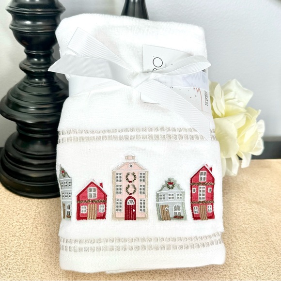 NWT Set of 2 Christmas Village Bathroom Hand Towels - Picture 2 of 7